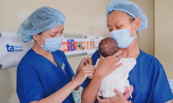 Bé trai tràn khí màng phổi sau 4 giờ chào đời