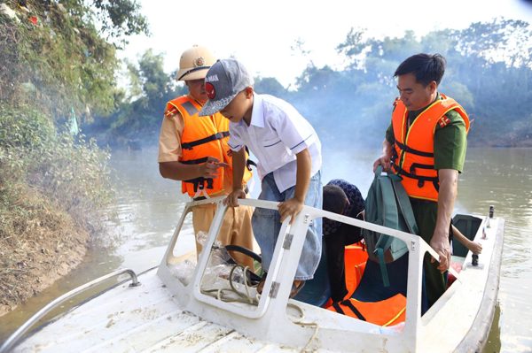 Bến đò đóng cửa, học sinh qua sông bằng cano của công an