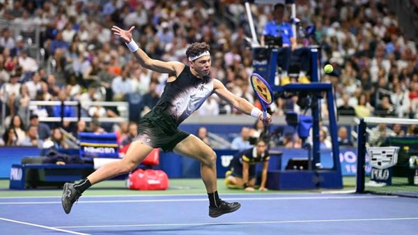 Ben Shelton thắng áp đảo Tsitsipas, hẹn Alcaraz ở tứ kết US Open