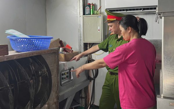 Bên trong cơ sở sản xuất hàng triệu lọ C sủi giả được quảng cáo tăng sức đề kháng, mát gan