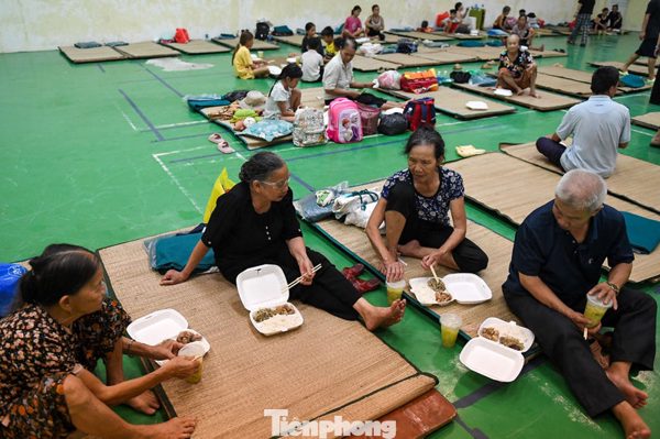 Bên trong điểm tránh trú của người dân vùng lũ sông Bùi