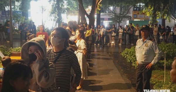 Bên trong gần kín chỗ, bên ngoài vẫn xếp hàng chờ xem Nghĩa tình Phương Nam