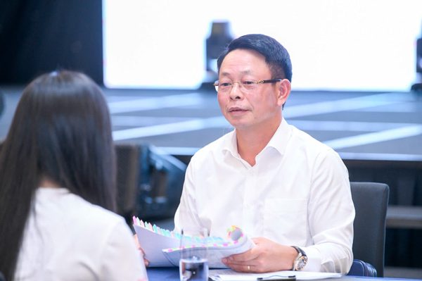 Bên trong phòng phỏng vấn kín, chấm mặt mộc Hoa hậu Việt Nam