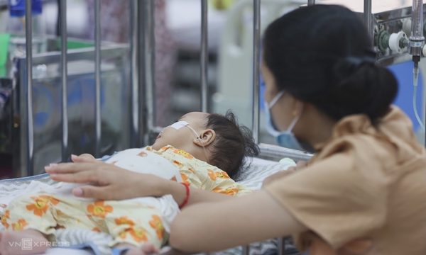 Bệnh hô hấp tăng mạnh ở TP HCM, nhiều trẻ cấp cứu