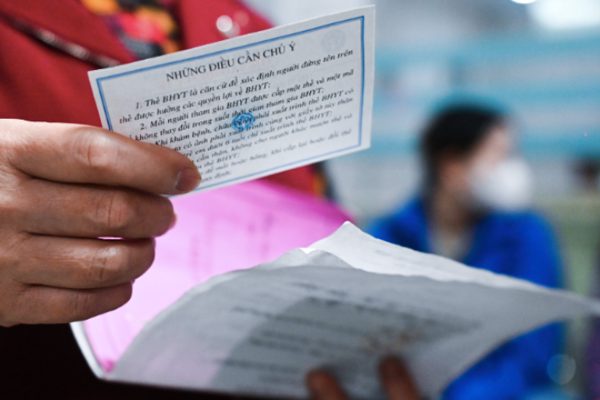 Bệnh nhân chờ hơn 90 phút vì nhân viên y tế 'quên' sổ khám trong hộc bàn