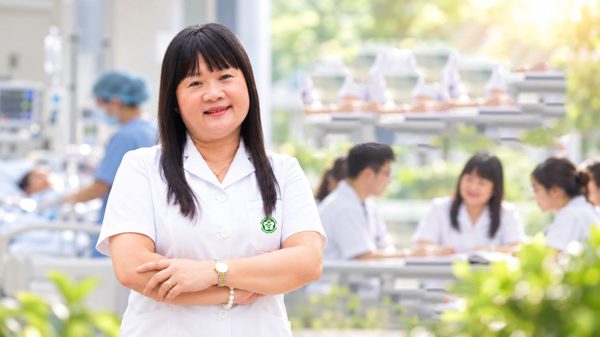Bệnh nhân HIV bật khóc ngày xuất viện, cảm ơn nữ bác sĩ chưa từng bỏ cuộc