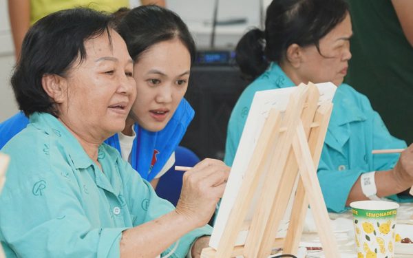 Bệnh nhân ung thư Bệnh viện Chợ Rẫy cầm cọ vẽ bức tranh của riêng mình