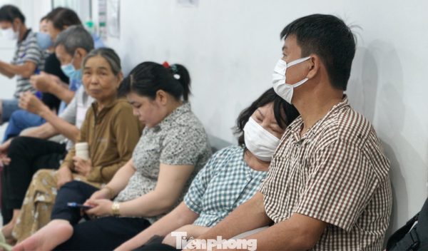 Bệnh nhân ung thư vạ vật chờ từ sáng đến khuya để xạ trị