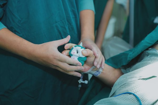 Bệnh viện Bạch Mai phẫu thuật tỉnh 500 ca điều trị hẹp động mạch cảnh