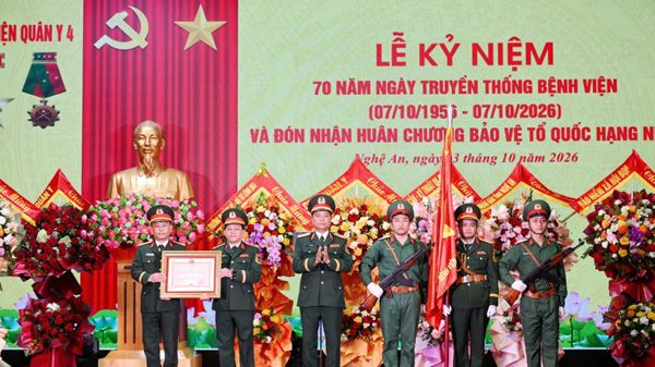 Bệnh viện Quân y 4 đón nhận Huân chương Bảo vệ Tổ quốc hạng Nhất