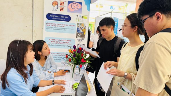 Bệnh viện tỉnh 'trải thảm đỏ' đào tạo, tuyển dụng bác sĩ nội trú