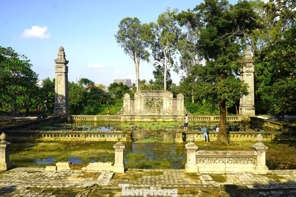 Bí ẩn lăng hoàng hậu giữa đồng bằng Huế và lời truyền ‘công hầu bất tuyệt’