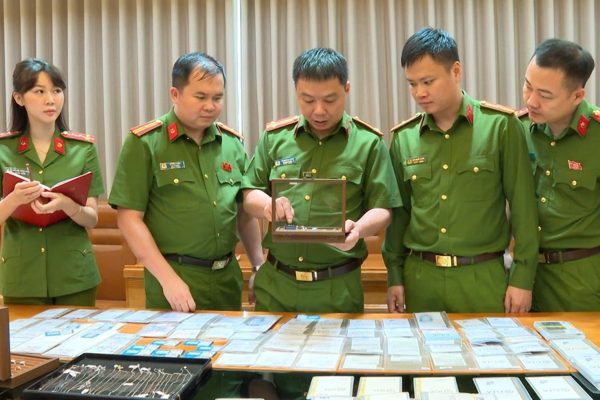 Bí ẩn tờ đô la và ứng dụng 'tự hủy' trong đường dây buôn lậu 28.000 viên kim cương