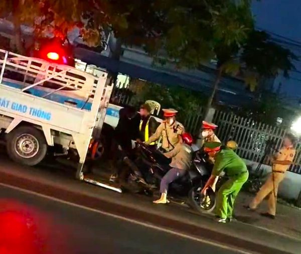 Bị bắn tốc độ, nữ tài xế 'ngồi lì' trên xe cản trở CSGT xử lý