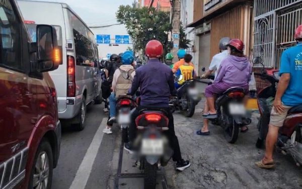 Bị cái ống pô xe phụt thẳng hơi nóng vào mặt, cảm giác của bạn ra sao?