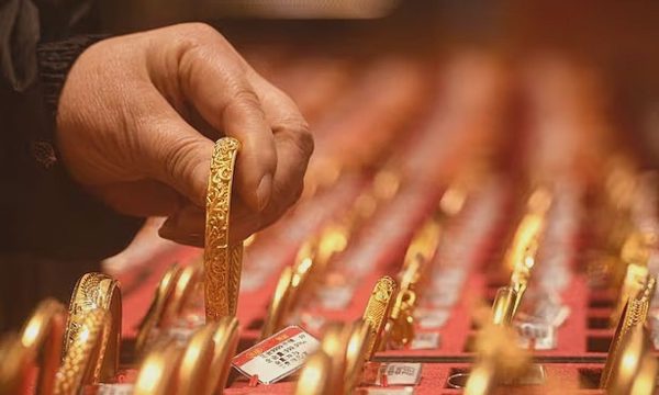 Bị cháu gái trộm vàng, ông bà không xin tha để 'dạy một bài học'