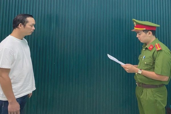 Bị chém vì ngủ lì trên ghế đá để chờ đòi xe
