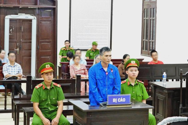 Bị đâm trọng thương, người phụ nữ vẫn xin tòa giảm án cho chồng cũ