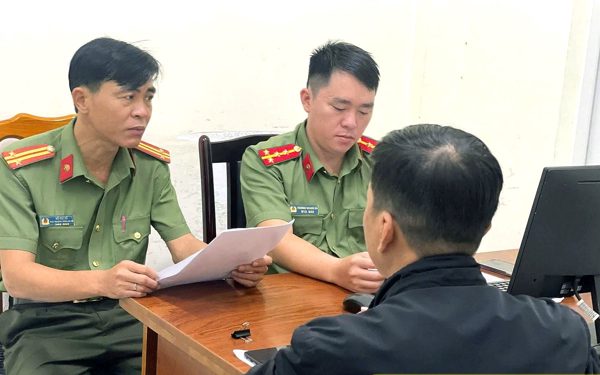 Bị đòi nợ, người đàn ông chuyển cuộc gọi đến đường dây nóng của công an