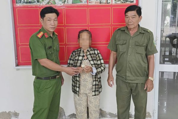 Bị kẻ giả danh công an đe dọa, cụ bà đem hơn 6 chỉ vàng bán để chuyển tiền
