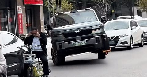 Bị khóa bánh khi đỗ xe, SUV BYD dùng chiêu độc để thoát