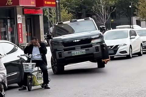 Bị khóa bánh khi đỗ xe, SUV BYD dùng chiêu độc để thoát