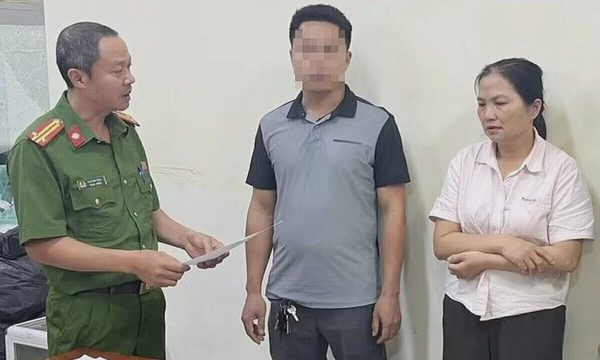 Bị khởi tố vì mang chuồng chó, giường ra chặn ngõ đi chung