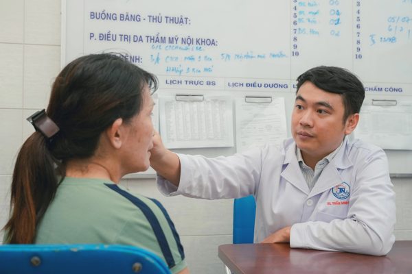 Bị lật mi mắt nặng sau phẫu thuật thẩm mỹ, quay lại thì cơ sở đã đóng cửa