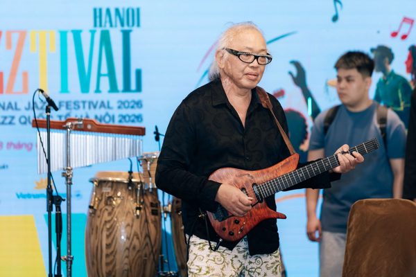 Bí mật đằng sau màn biến hóa guitar thành đàn bầu của nhạc sĩ Nguyên Lê