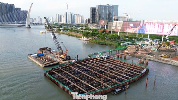Bí mật dưới mặt nước của cầu đi bộ qua sông Sài Gòn
