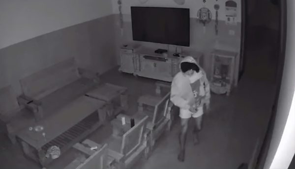 Bị phát hiện lẻn vào nhà dân, thanh niên bỏ chạy ‘không mảnh vải che thân’