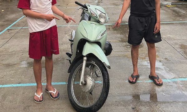 Bị phát hiện trộm xe máy từ clip khiêu khích người đi đường