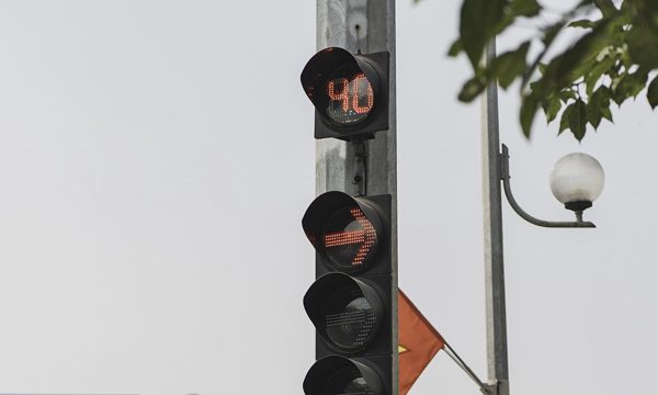 Bị phạt nguội vượt đèn đỏ vì xe buýt che khuất, tôi phải làm thế nào?