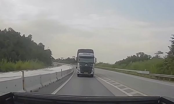 Bị phạt vì bấm còi thúc giục xe khác nhường đường