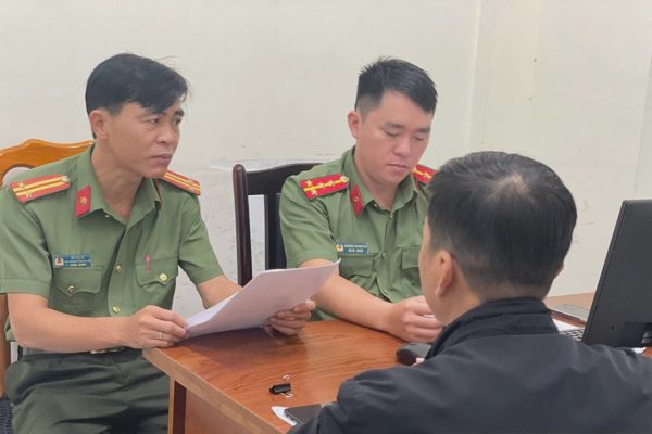 Bị phạt vì chuyển cuộc gọi đòi nợ sang hotline của công an