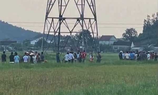 Bị phóng điện tử vong khi gỡ đồ mắc gần dây điện