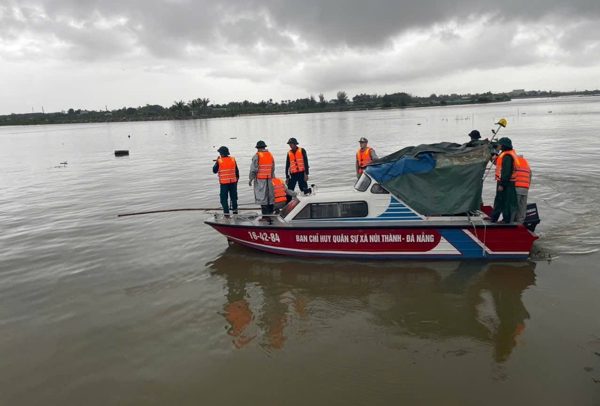 Bị sét đánh khi đi đánh cá cùng vợ, người đàn ông rơi xuống sông mất tích