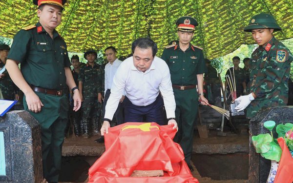 Bí thư Hà Nội đến Nghĩa trang Mai Dịch động viên lực lượng tìm kiếm hài cốt liệt sĩ