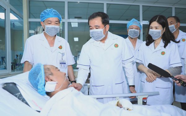 Bí thư Hà Nội vào viện thăm hỏi các nạn nhân trong vụ cháy tại Tây Hồ