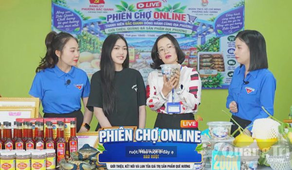 Bí thư phường livestream bán tôm, cua, hàu giúp dân