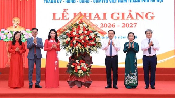 Bí thư Thành ủy Hà Nội dự Lễ khai giảng tại Trường trung học cơ sở Trần Duy Hưng