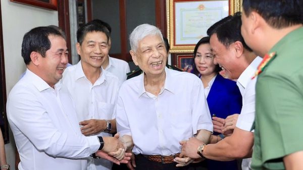 Bí thư Thành ủy Hà Nội thăm, tặng quà chiến sĩ Việt Minh thành Hoàng Diệu