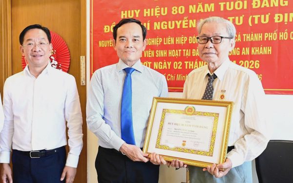 Bí thư Thành ủy TP.HCM Trần Lưu Quang trao Huy hiệu 80 năm tuổi Đảng đến 2 đảng viên cao niên