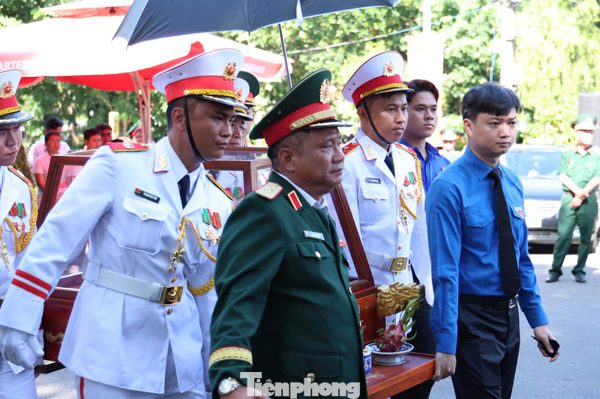 Bí thư Thường trực Trung ương Đoàn tiễn đưa anh hùng liệt sĩ tại công viên Lê Thị Riêng