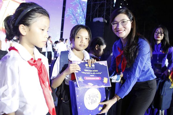 Bí thư Trung ương Đoàn Hồ Hồng Nguyên dự Trung thu ở Bắc Ninh