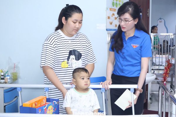 Bí thư Trung ương Đoàn thăm, tặng quà em nhỏ điều trị tại Bệnh viện Nhi Trung ương
