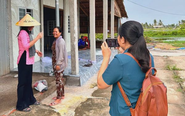 Bí thư xã ở Vĩnh Long lội ruộng, xây kênh quảng bá sản vật địa phương