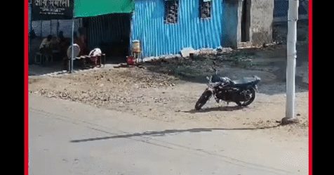 Bị tông trực diện, cô gái đi xe máy bám cản xe tải thoát chết