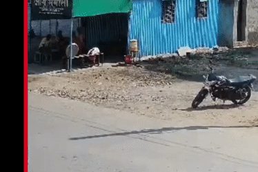 Bị tông trực diện, cô gái đi xe máy bám cản xe tải thoát chết
