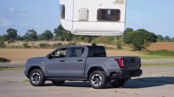 Bị xe caravan 760 kg đè lên nóc, bán tải điện Toyota vẫn chạy